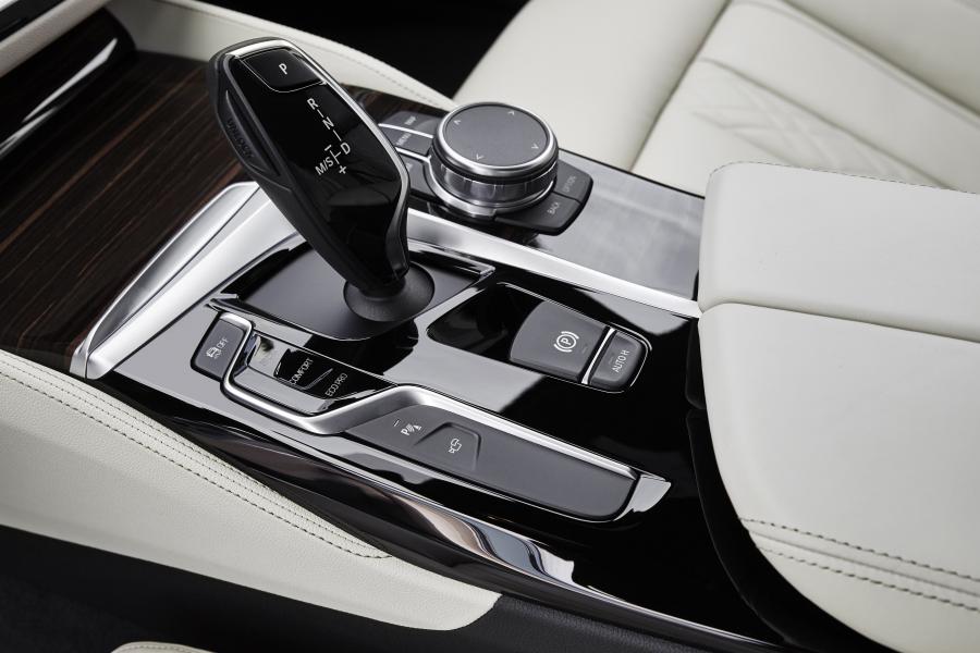 Детали интерьера BMW 540i Sedan M Sport 2017 года  (WW) (фото 81 из 98)